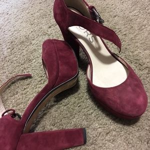 MK velvet heel